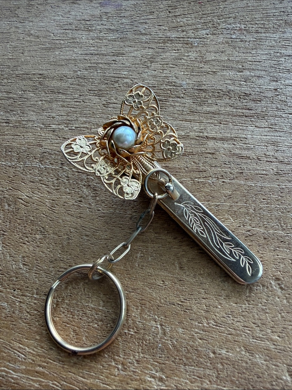 Vintage Kings Key Finder Los Angeles Gold Filigree Butterfly Keychain w/ Pearl